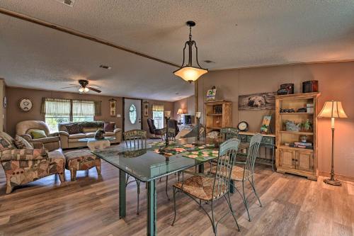 Fire Pit, 13 Mi to Silver Springs SP Quiet Escape in Ocklawaha