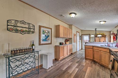 Fire Pit, 13 Mi to Silver Springs SP Quiet Escape in Ocklawaha