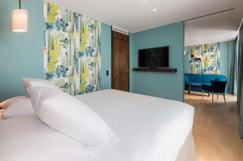 1 king bed, 1 sofa bed
