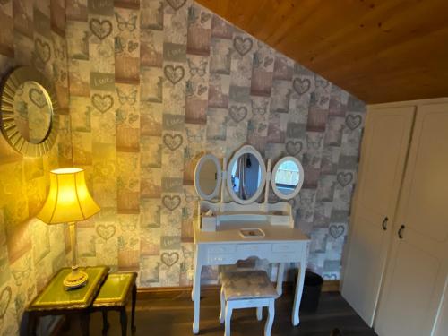 Squirrel Lodge at Owlet Hideaway - with Hot Tub, Near York