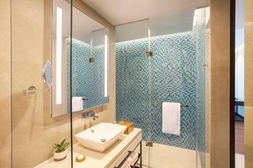 Twin Room with Pool View image 3