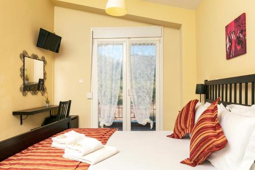 1 queen bed, 1 sofa bed