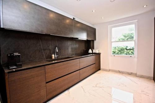 3 Bedrooms 5 Luxurious And Modern Apartment, , London