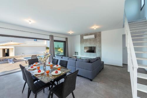 Villa Marlene, walking distance to Coral Beach!