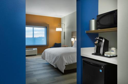 Holiday Inn Express & Suites - Fayetteville South an IHG Hotel - image 2