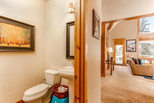 New Listing! Upscale Retreat With Private Hot Tub Townhouse - image 6