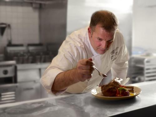 อาหารและเครื่องดื่ม, Omni Severin Hotel near ไวท์ริเวอร์สเตทพาร์ค