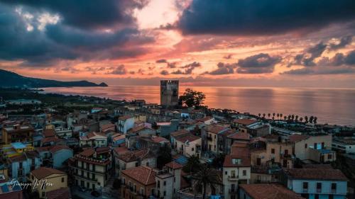 Casa tranquilla e luminosa con terrazzo a due passi dal mare - Apartment - Brolo