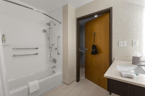 Standard King Room with Accessible Tub - Mobility Access