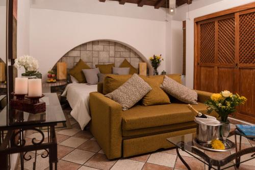 1 queen bed, 2 sofa beds