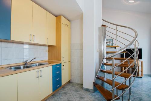 Apartments with a parking space Mastrinka Ciovo - 11283 - image 6