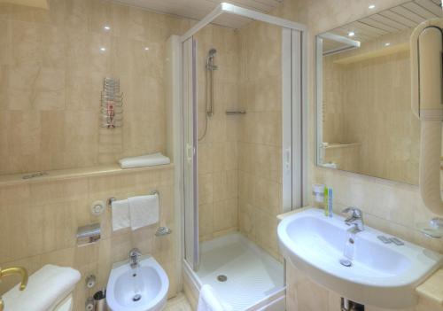 Double Room image 5