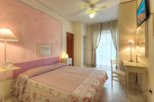 Double Room image 4