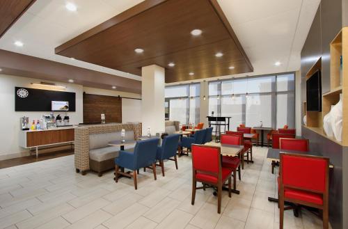 Holiday Inn Express & Suites - Brookshire - Katy Freeway, an IHG Hotel