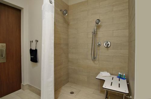 King Room - Disability Access/Roll in Shower - Non-Smoking