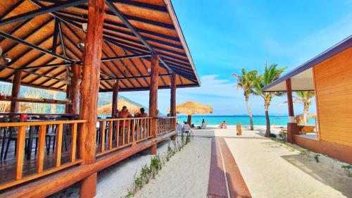 ระเบียง/ชานเรือน, โซดิแอค ซีซั่น หลีเป๊ะ รีสอร์ท (Zodiac Seesun Resort) in ซันไรซ์ บีช