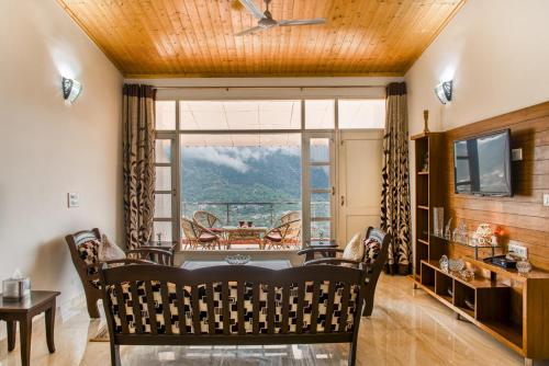 Kasauli Edge Apt with Balcony