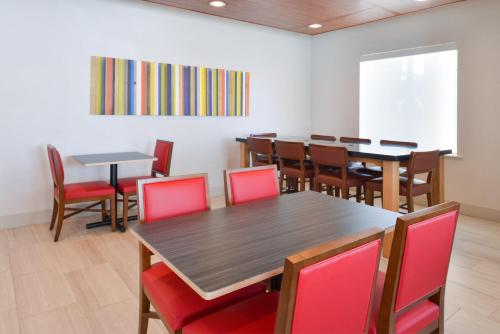 Holiday Inn Express Hotel & Suites Abilene Mall South an IHG Hotel - image 4