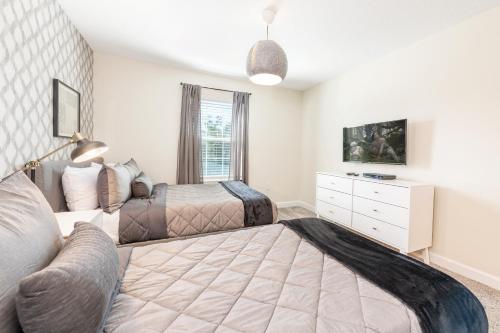 Gorgeous 4 Bedroom Home Near Disney - image 6