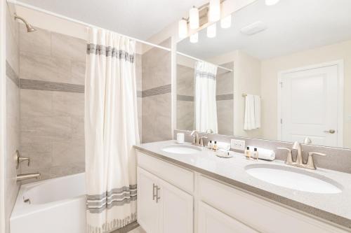 Gorgeous 4 Bedroom Home Near Disney - image 7