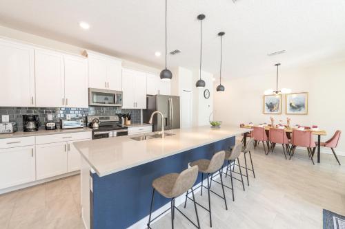 Gorgeous 4 Bedroom Home Near Disney - image 9