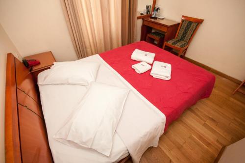 Cecil Hotel - image 9