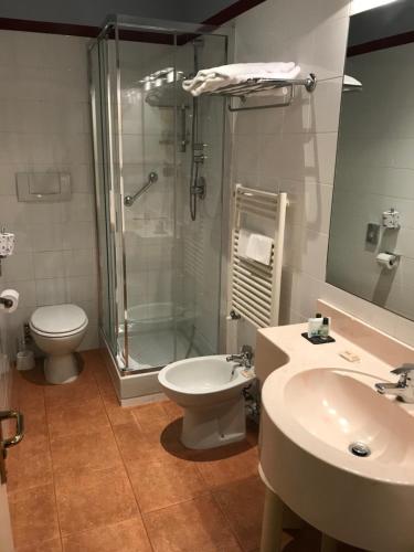 Economy Triple Room image 3