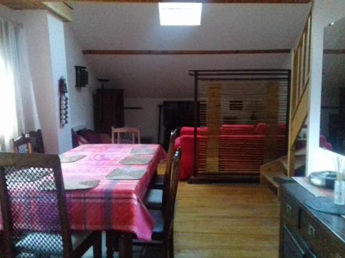 Appartement en loft 50m2 dans maison avec chambre en mezzanine et canapes lits dans salon - Location saisonnière - Saint-Pierre-de-Chartreuse