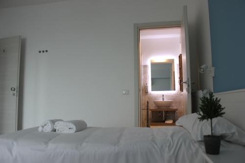 Roman Sunrise Rooms - image 7