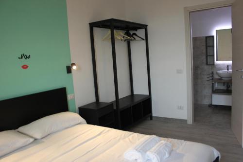 Roman Sunrise Rooms - image 13