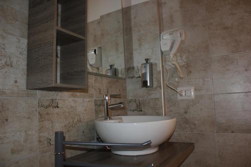 Roman Sunrise Rooms - image 6