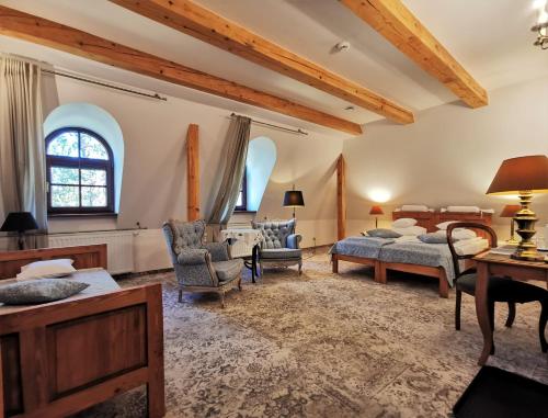 1 queen bed, 1 twin bed
