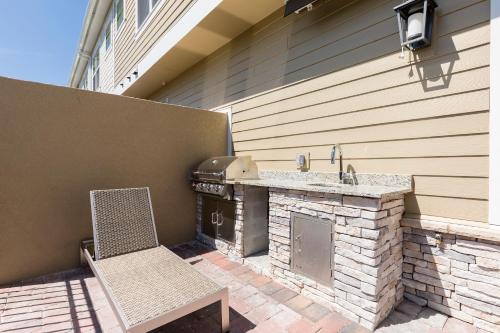 4 BR 4 BA Villa 1804ft² 5min to Disney BBQ - image 2