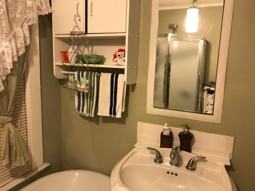 Baño, Room - Airport, Eastman Dental, UofR & Medical Ctr at Strong Hospital-Professionals Welcomed in R and K Skyranch Airport