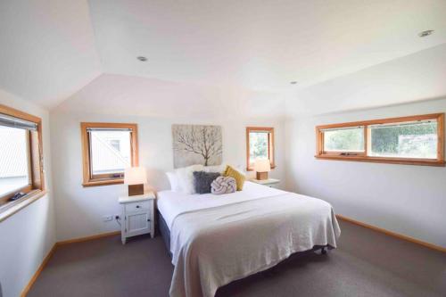 Best Location in Hobart! Luxury 4 bedroom with stunning views