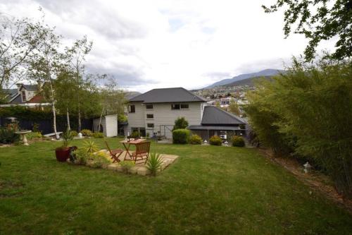 Best Location in Hobart! Luxury 4 bedroom with stunning views