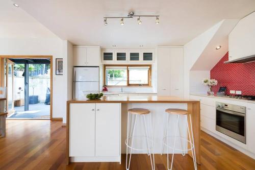 Best Location in Hobart! Luxury 4 bedroom with stunning views