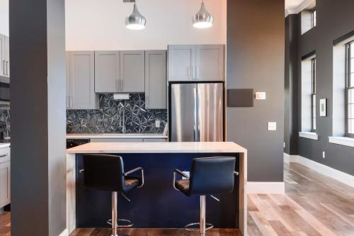 Luxe LF Square 1BR with City View & Rooftop by Zencity - image 2