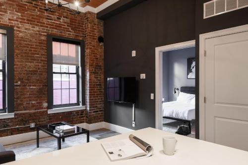 Luxe LF Square 1BR with Rooftop by Zencity - image 2