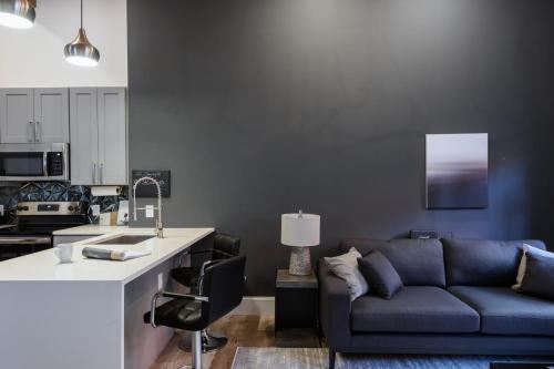 Luxe LF Square 1BR with Rooftop by Zencity - image 9