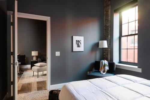 Luxe LF Square 1BR with Rooftop by Zencity - image 8