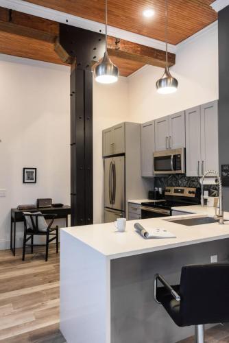 Luxe LF Square 1BR with Rooftop by Zencity - image 6