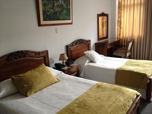 1 double bed, 2 twin beds