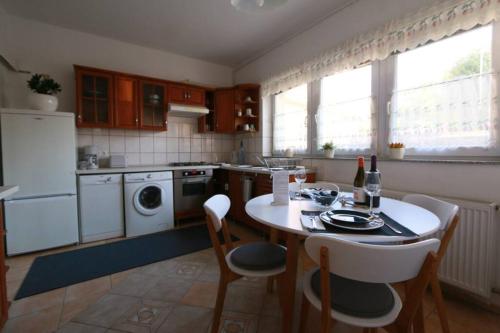 Teubel apartman 2 in เซเกสเฟแฮร์วาร์