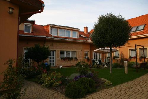 Teubel apartman 2 in เซเกสเฟแฮร์วาร์