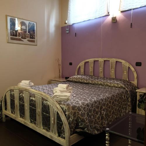1 king bed, 1 twin bed