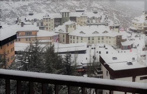 todosierranevada zona baja edificio atlas vistas a la montana junto a los telecabinas