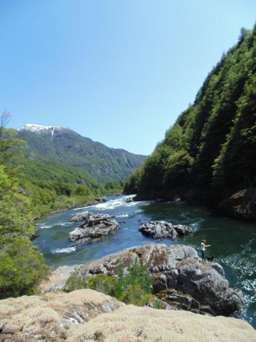 Casa Rústica Grande a orillas del Río Cisnes, Caminatas Pesca Tinaja Desayuno Cafetería