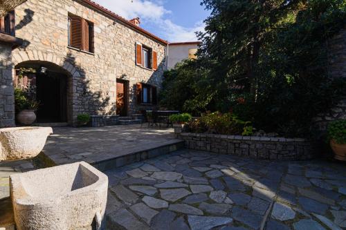 정원, Guesthouse Karahalios in 폴리드로소스