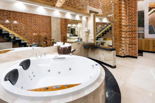 Pezsgőfürdő, Aparthotel Stare Miasto near 19.Századi Lengyel Festészet Galéria